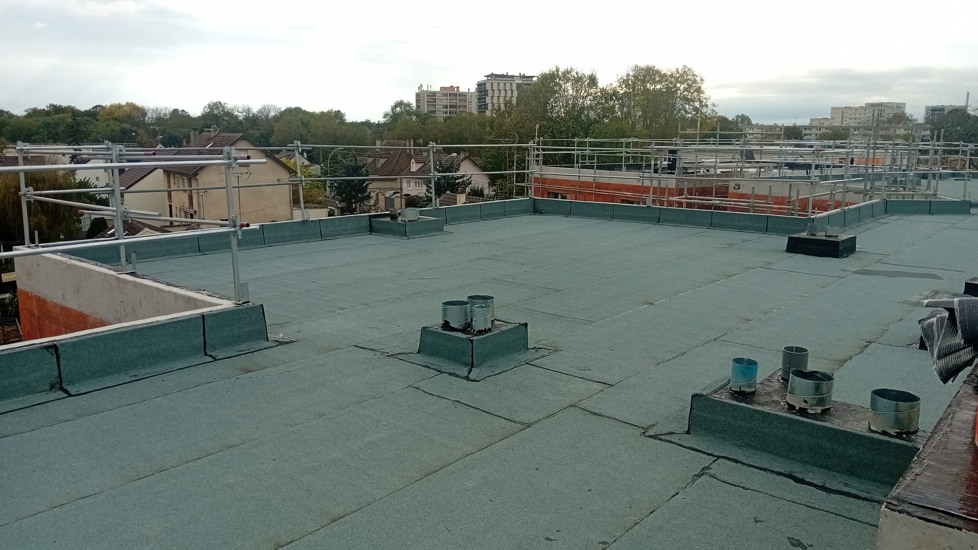 Toiture-terrasse avec membrane d’étanchéité et relevés périphériques