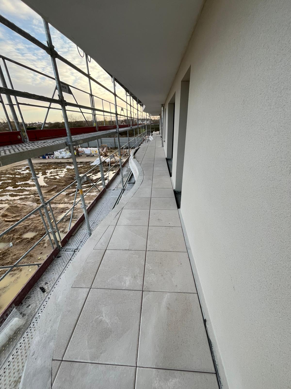 Terrasse aménagée avec un revêtement en dalles